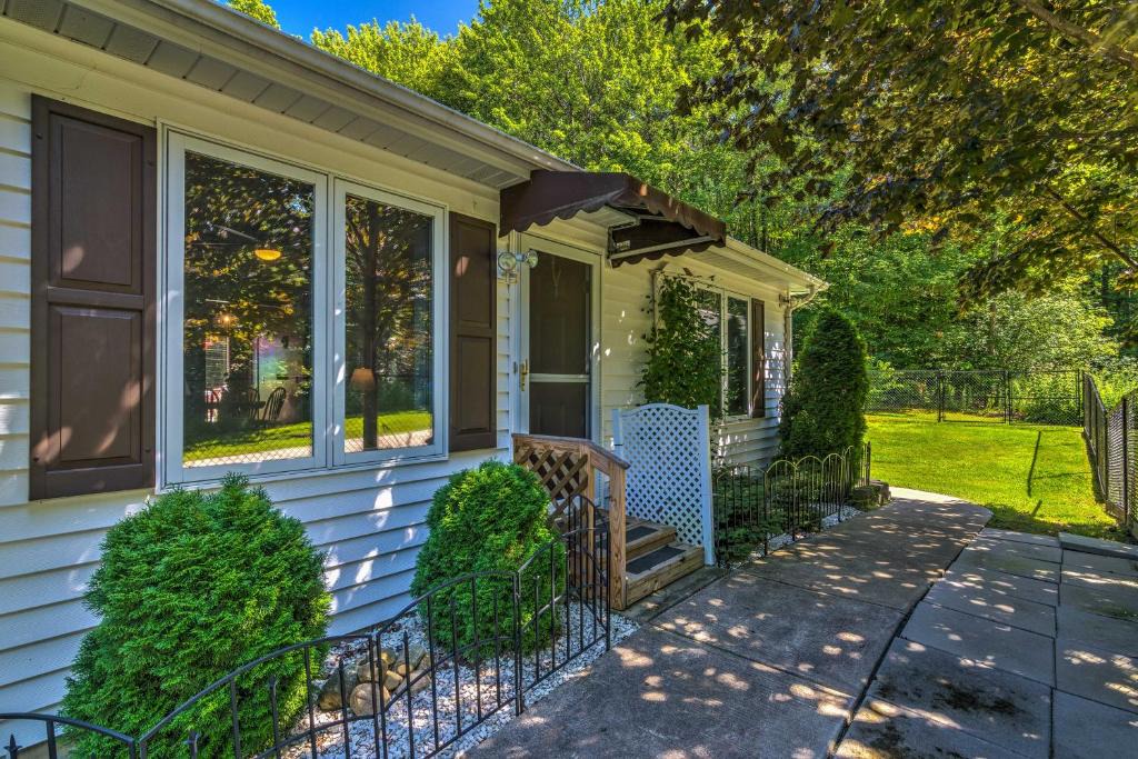 Orchard Park Apartment | Serene Orchard Park Apartment Large Yard and Patio!