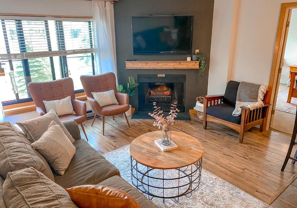Snowshoe Apartment | Ski-In Ski-out Luxury Condo with Hot Tub and pools