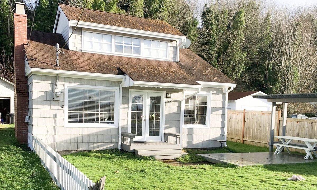 Maxwelton House | South Whidbey Island Ocean View Beach House with Beach Access
