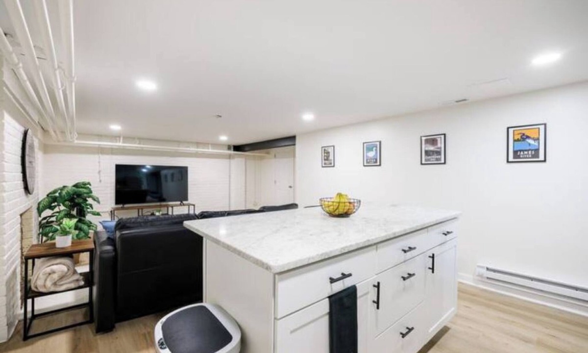 Richmond Apartment | Spacious 1 bedroom, 1 bathroom unit w/private entrance, on site parking+laundry