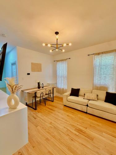 Weequahic Apartment | Spacious 3BR Apartment - 12min Newark Airport -Near NYC & Malls