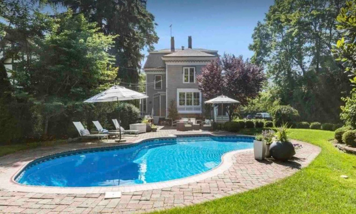 Montclair House | Spacious 5-bedroom house with pool and two office rooms in charming Montclair