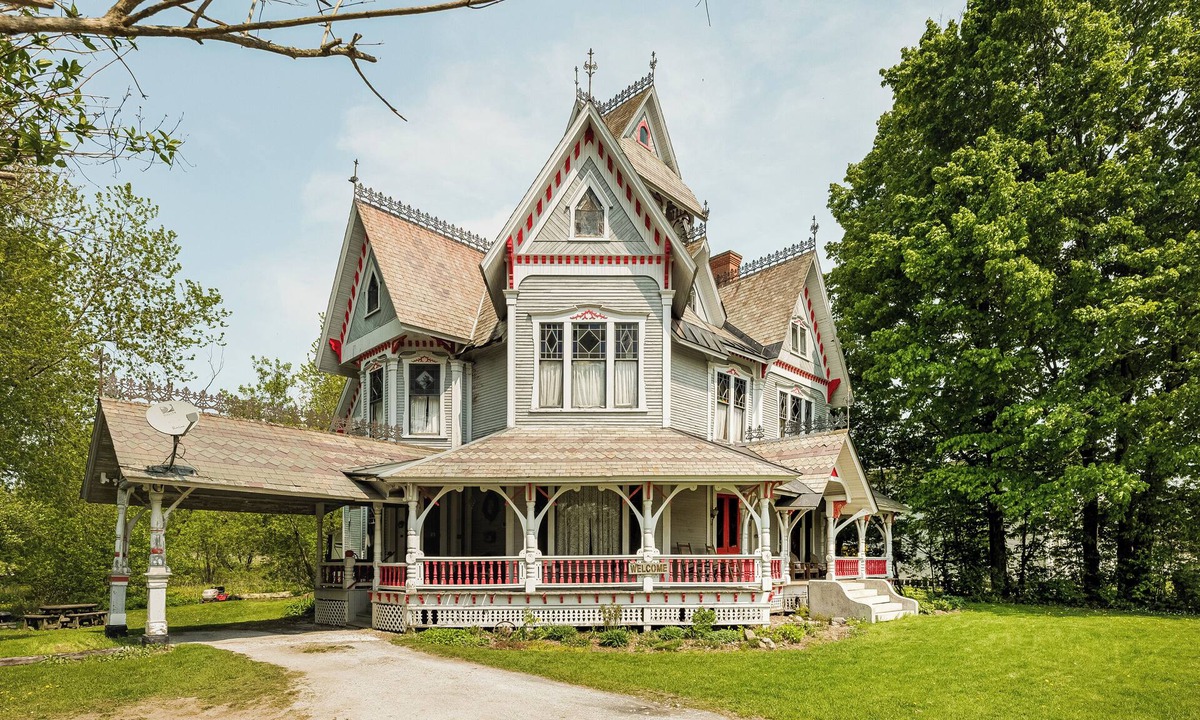 Richford House | Spacious 7-bedroom house. Book your ski trip. Skate across the road in the park.