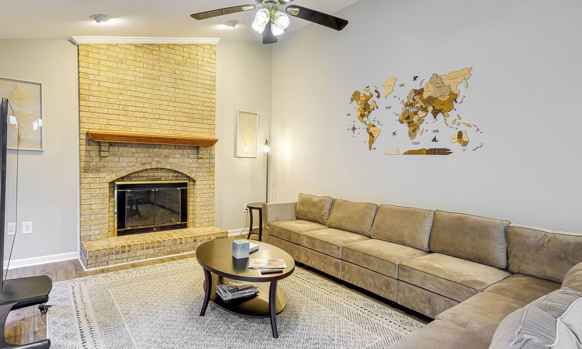 Lake Ridge House | Spacious Family Retreat Near DC: Ideal For Groups!