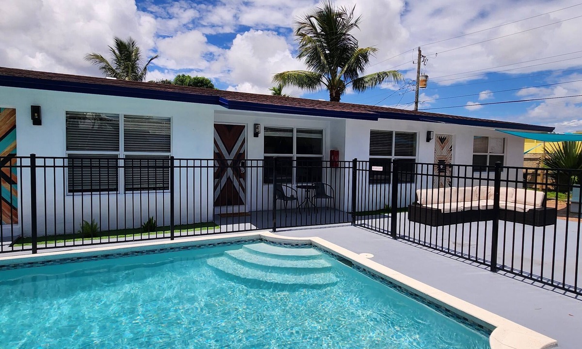 Central Oakland Park Villa | Spacious Full Ville-Family Friendly, 3 Private Apts w/Private Pool & Patio