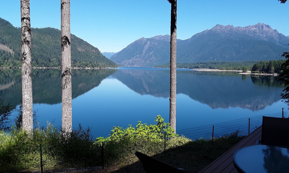 Hoodsport House | Spectacular Views from every roomnRight on the Lake with Dock & Kayaksn