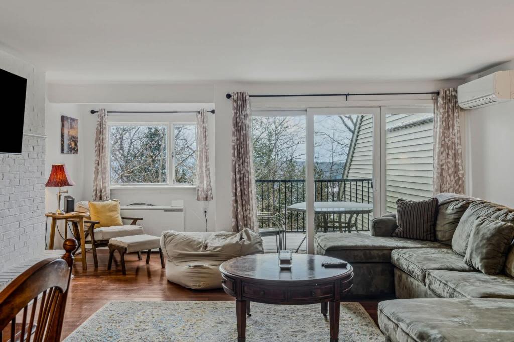 West Hartford House | Steps to Ski Trail Fireplace - Kingswood 1B