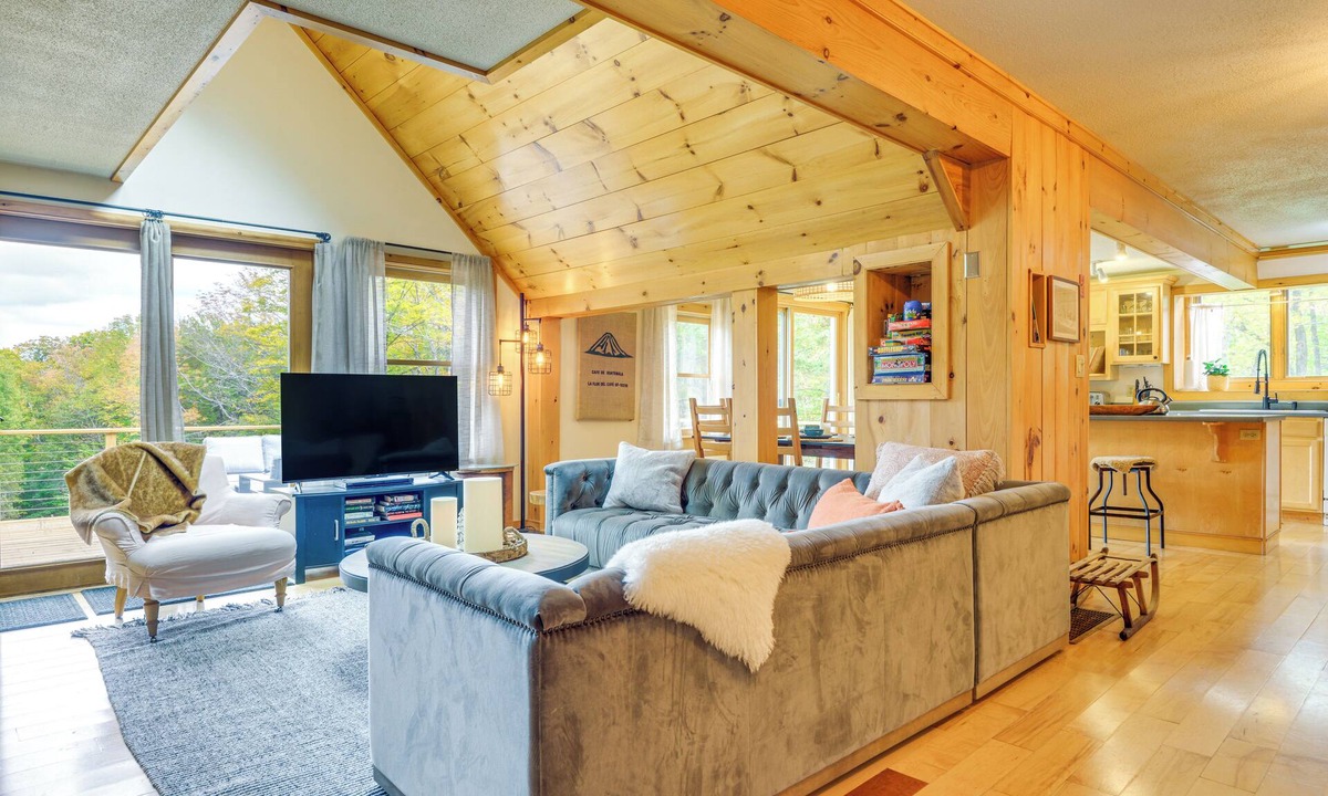 Stratton House | Storybook Stratton House: 3 Mi to Mount Snow!