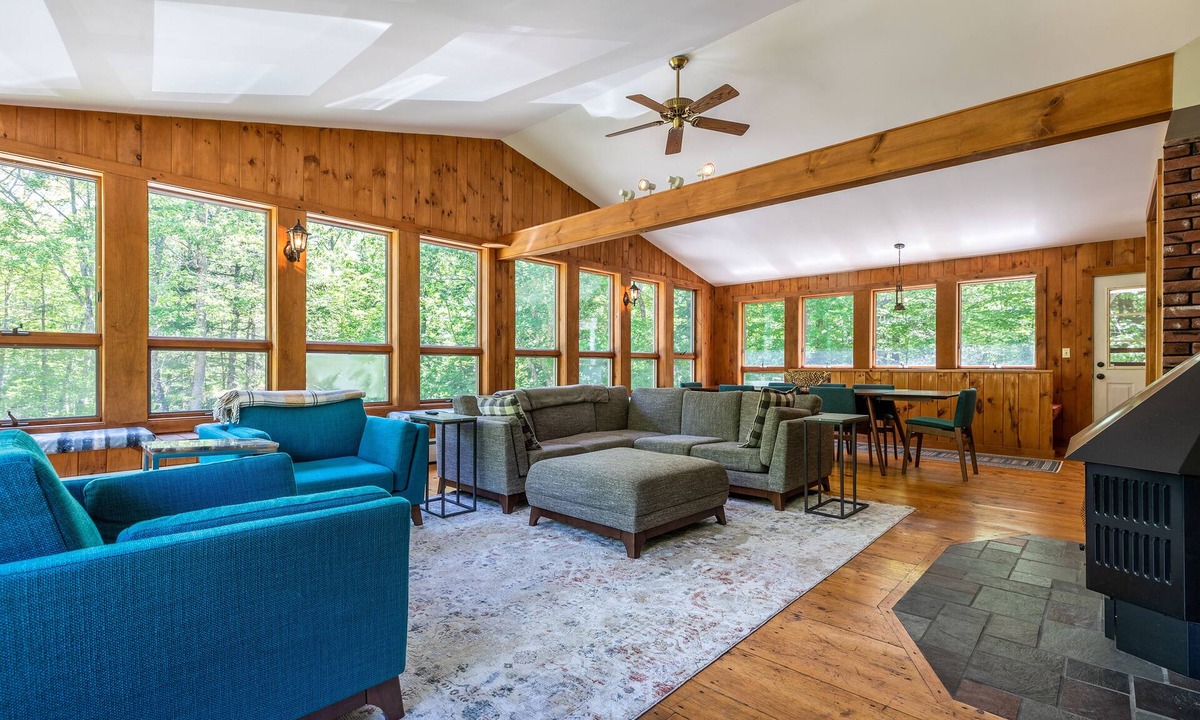 Stratton and Bromley Ski Areas Ski Chalet | Stratton Chalet with Hot Tub and Golf Simulator