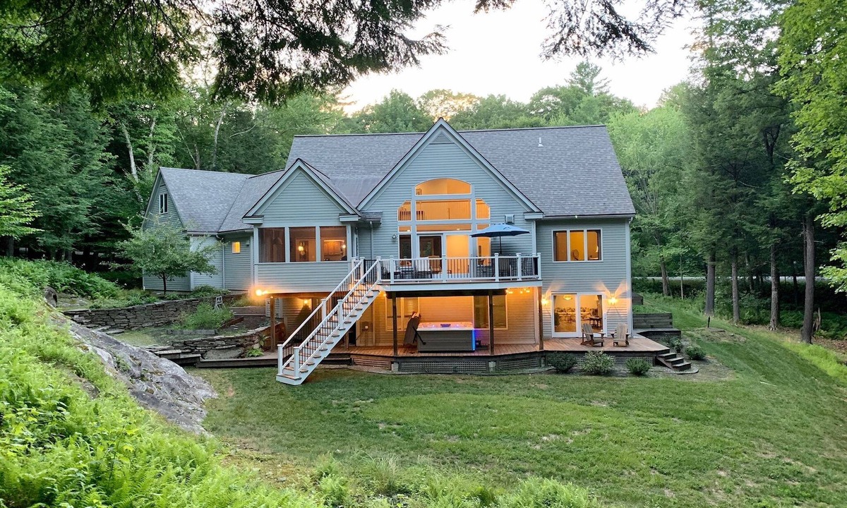 West Hartford House | Stunning 6 BR/4.5 BA with 7-person hot tub, pool table and EV charger