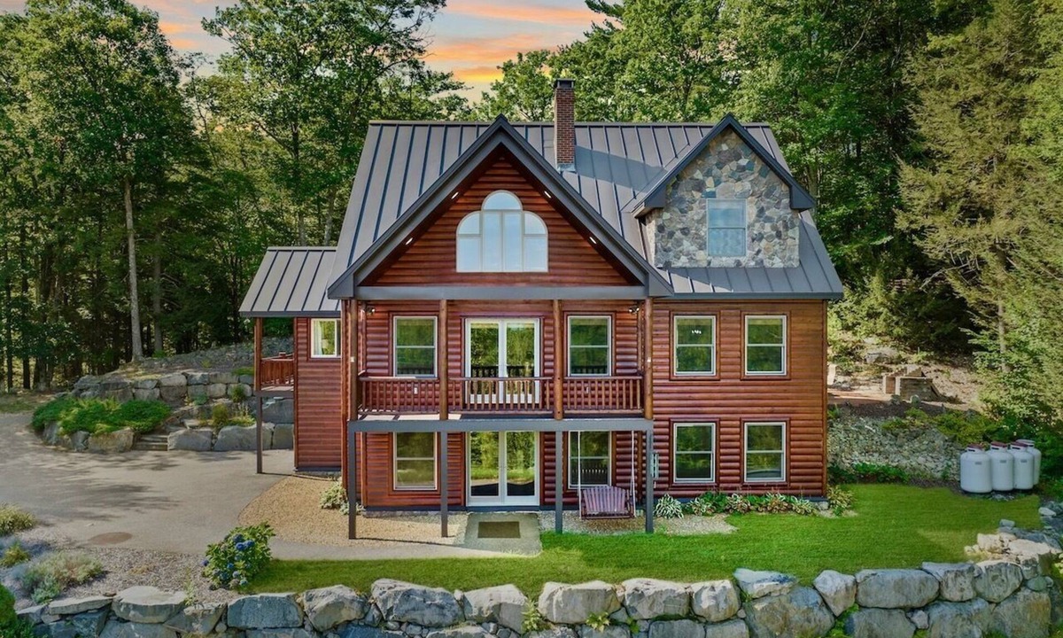 Gilford Cabin | Stunning Lake Views + Fall Colors @ Gunstock - 4 BR Sleeps 10, Dog-Friendly Home