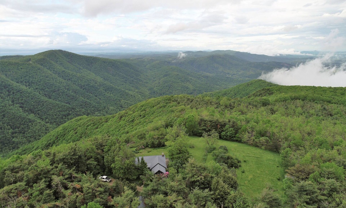 Vesta House | Stunning Views, close to Wineries, Primland & Parkway - beautifully appointed