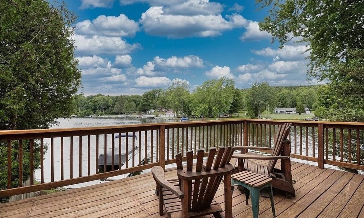 Town of Nelson House | Stunning views from this lake house on the water