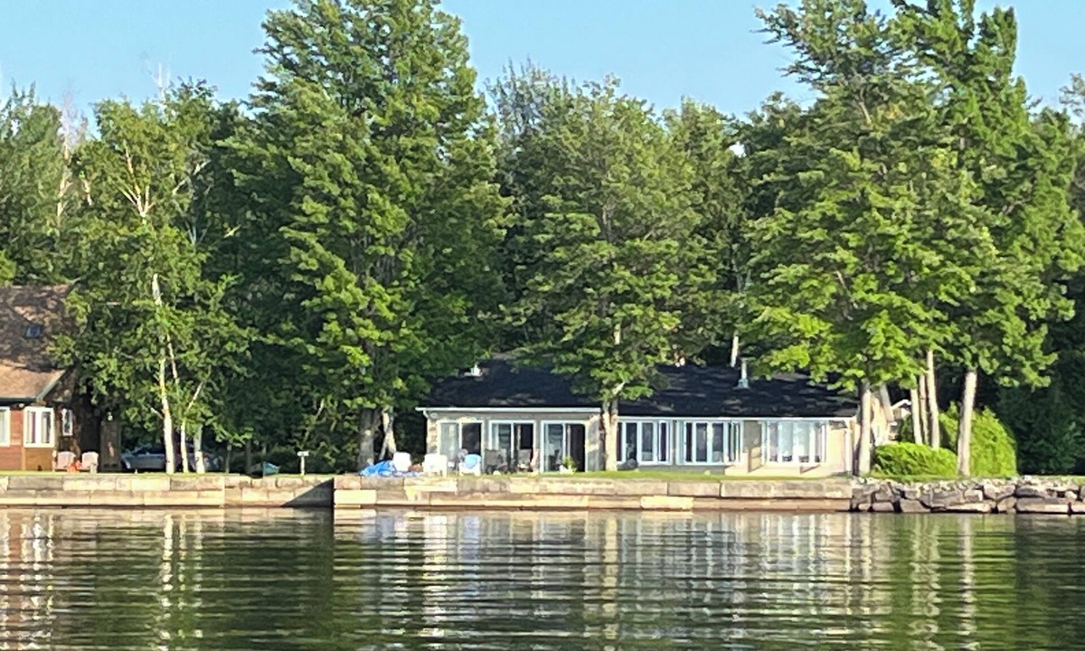 Newport Cottage | STUNNING VIEWS of LAKE MEMPHREMAGOG from cozy yet roomy 3 bed/2bath cottage!