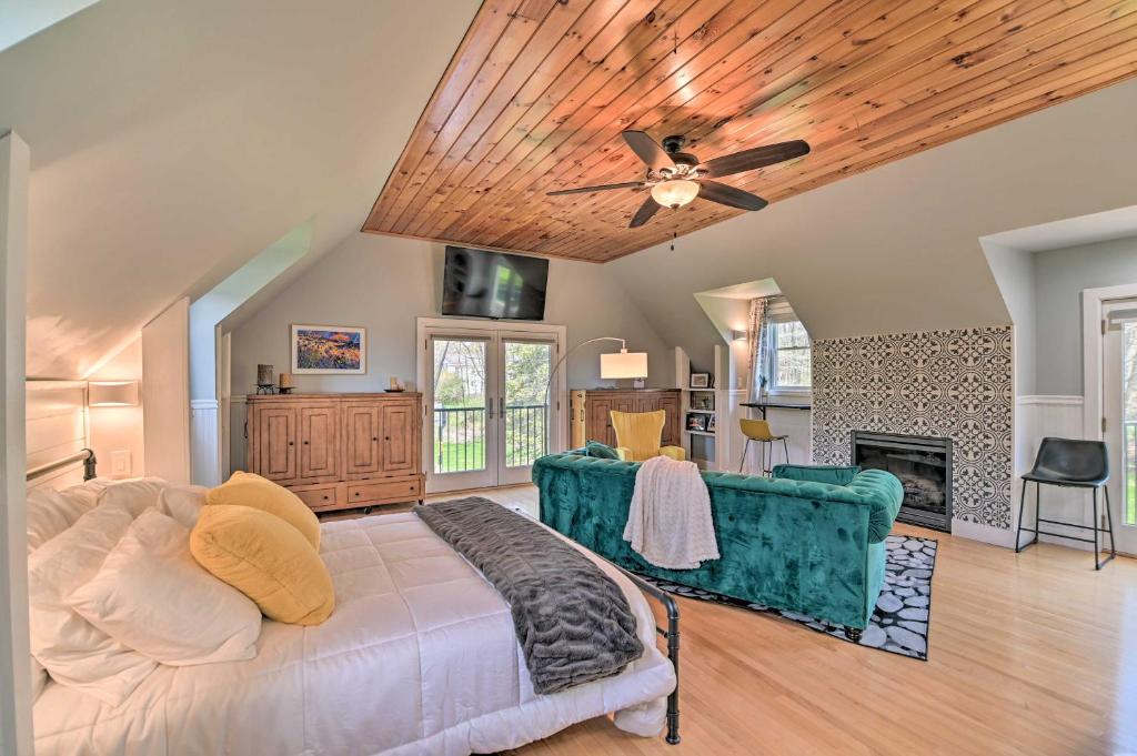 Saratoga Springs Apartment | Stylish Studio with Fireplace about 3 Mi From Dtwn!