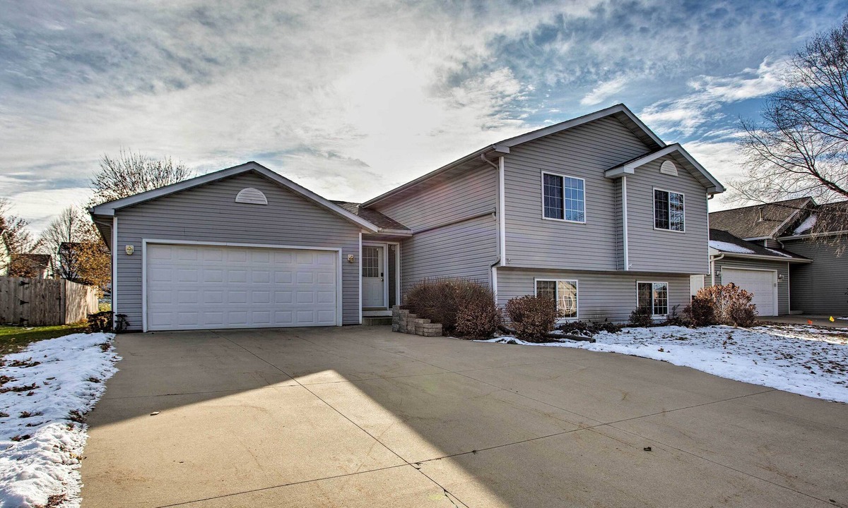 Rochester House | Suburban Gem w/Deck: 5 Mi from Dtwn Rochester!