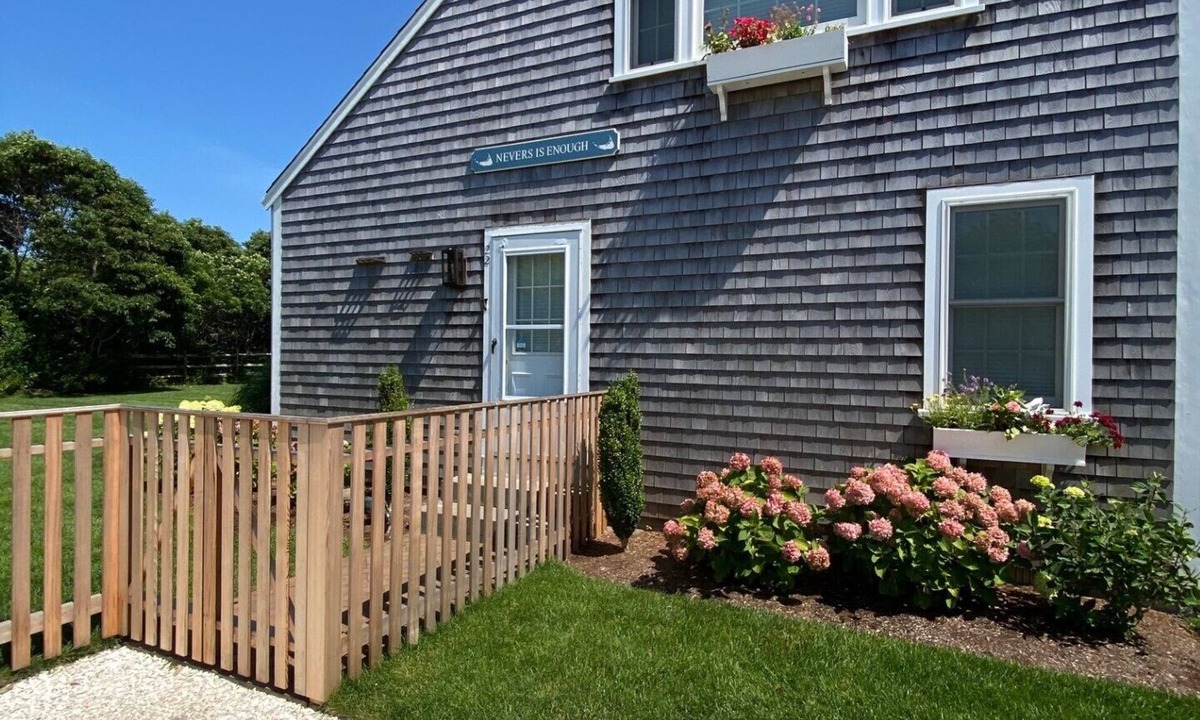 Tom Nevers House | Sun Filled 3 Bedroom upside down home