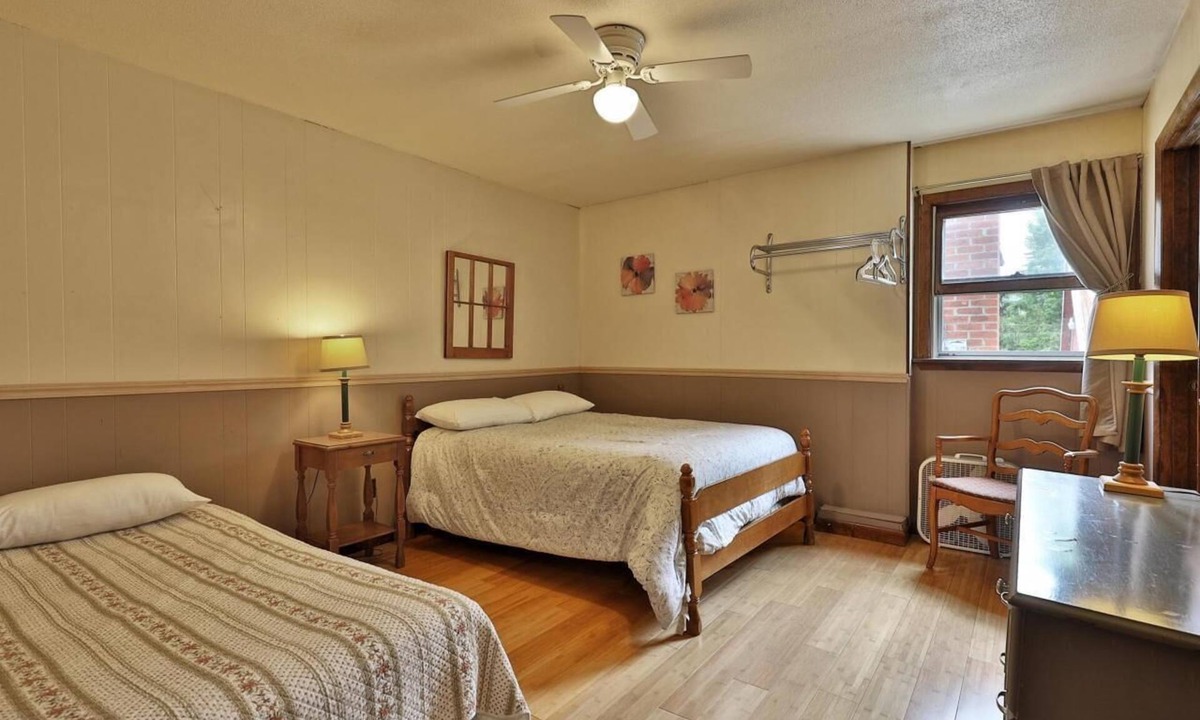 Pittsfield Hotel | Swiss Farm Inn - RM13 "Outer Limits" 2 Double Beds