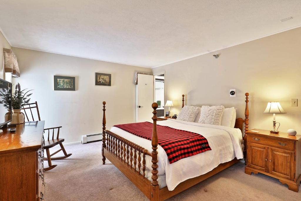 Killington Cabin | The Birch Ridge- Colonial Maple Room #1 - Queen Suite in Renovated Killington Lodge home