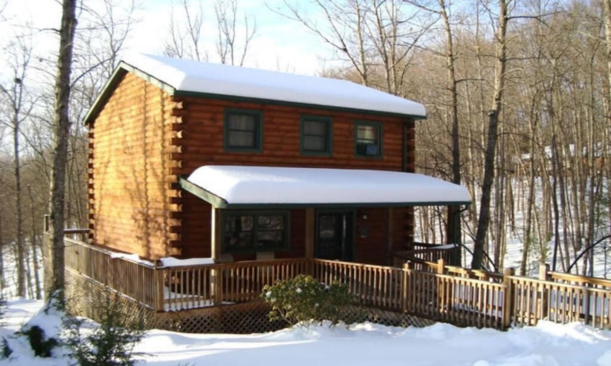 True House | The Cardinal log cabin. Wrap around deck, firepit. Next to Pipestem resort park.
