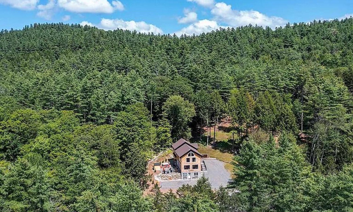 Grafton Cabin | The Grafton Lodge, Rustic Luxury, sleeps 20, Hot Tub, Sauna, Fire pit