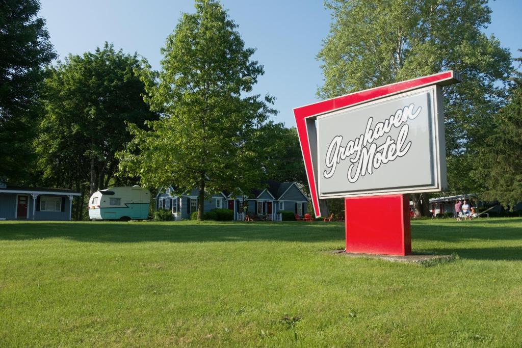 Ithaca Hotel | The Grayhaven Motel