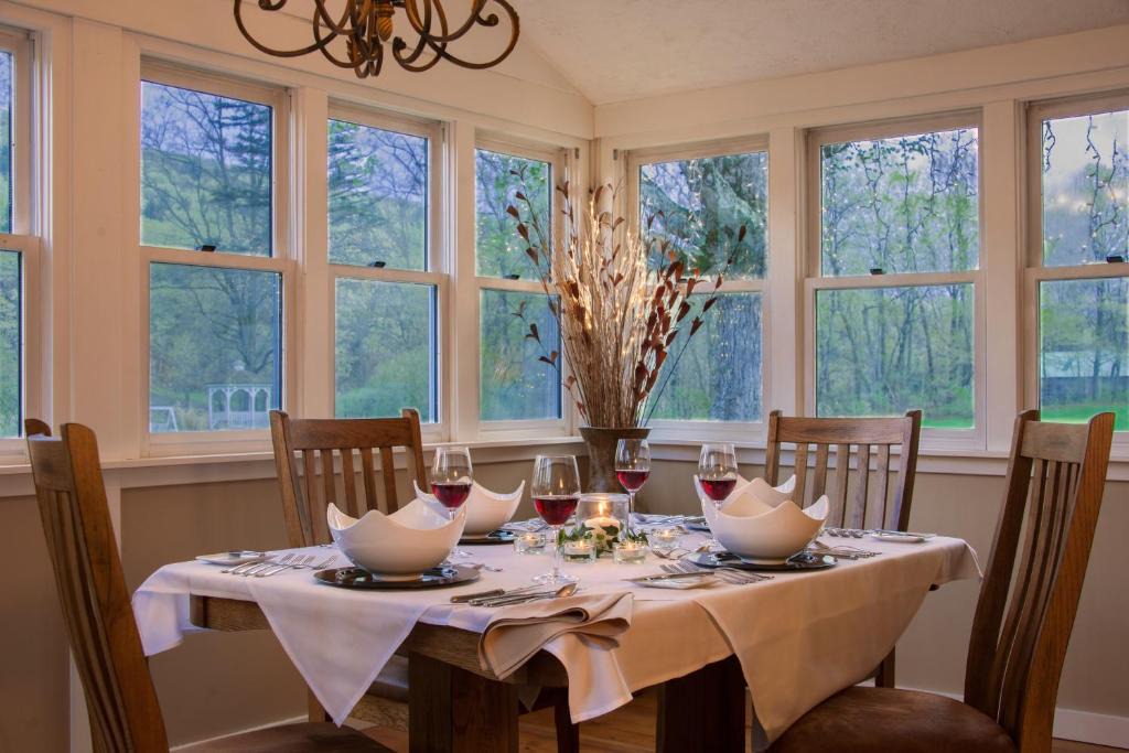 West Woodstock Hotel | The Lincoln Inn & Restaurant At The Covered Bridge