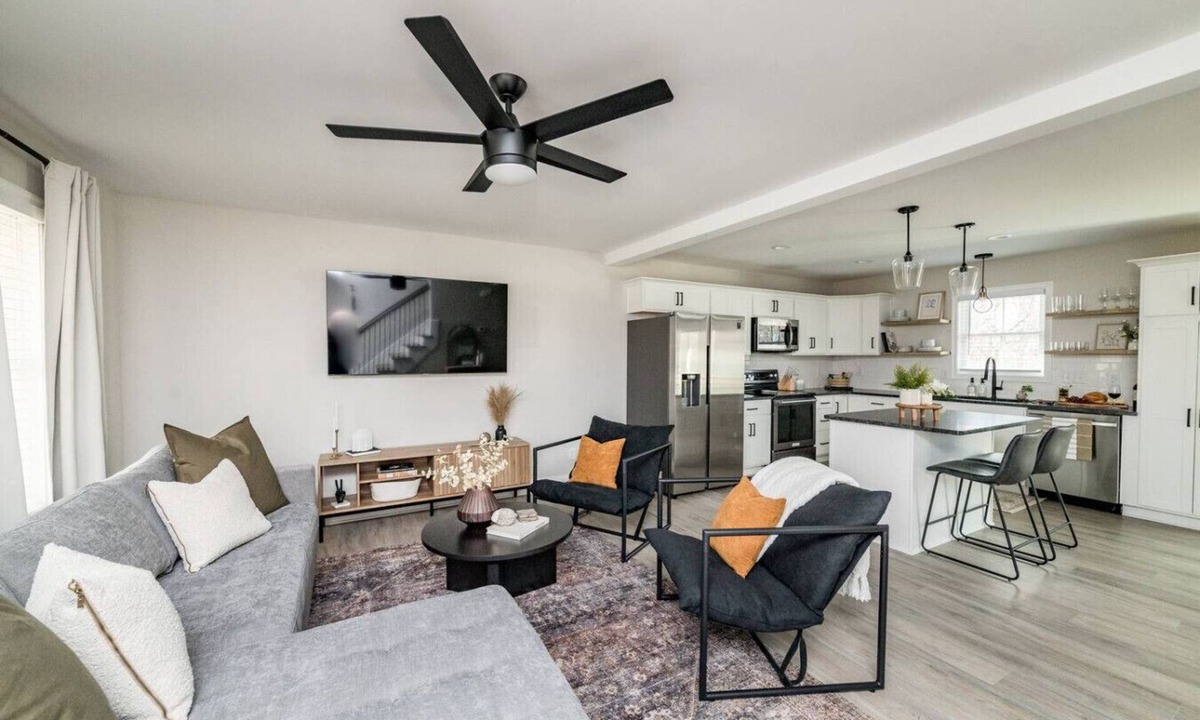 Madison Heights Apartment | The Madison, 5 Minutes to Downtown, Firepit and Deck!