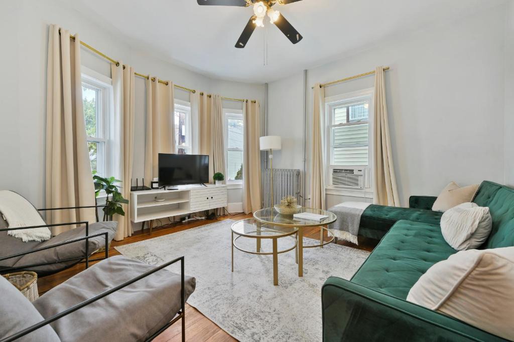 Chelsea Apartment | The Maverick Downstairs - Lux Apartment - Free Parking - 2 Miles From Airport & Downtown Boston