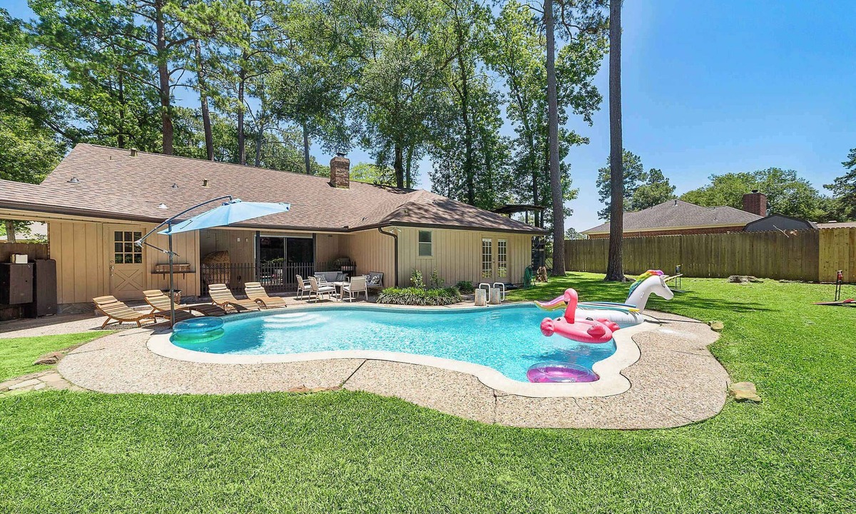 Huntsville House | The Sunset | Pool, BBQ & Lounge | Family Fun Spot!