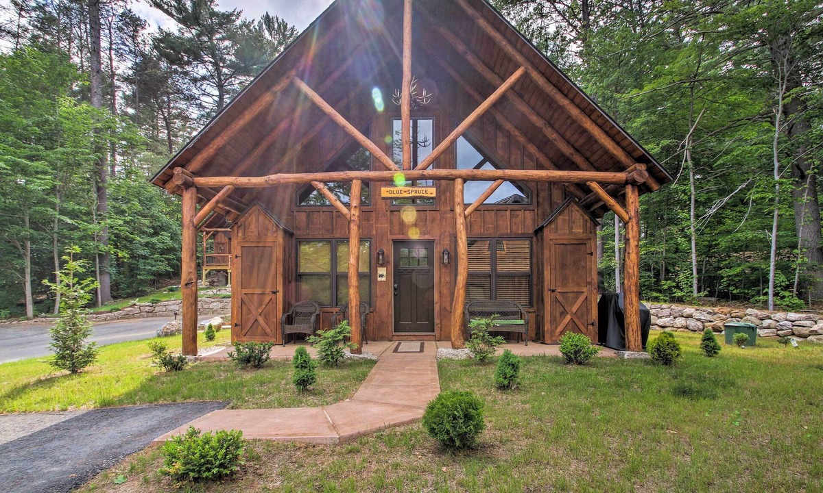 North Conway House | Timber Home: Walk to Slopes & N Conway Shops!