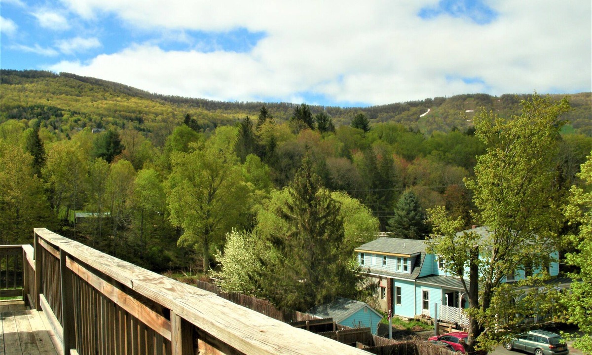 Windham House | TOWNHOUSE-Slp 8 Mt View/6 BEDS. Downtown Windham. Walk to restaurants and stores