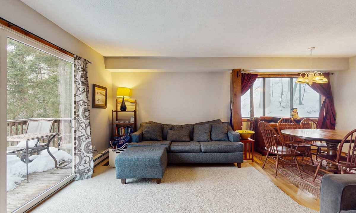Warren Condo | Tranquil condo w/a full kitchen & serene views - close to area activities