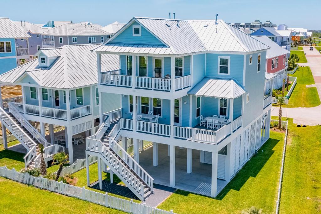 Beachside Village House | Tropical Conch Retreat