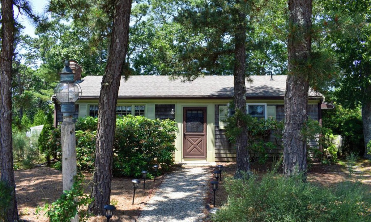 Dennis Port House | Two bedroom sleeping 6 with central air conditioning