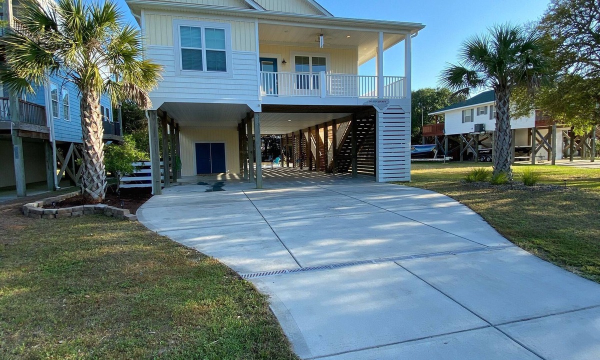 Long Beach House | Ultimate Beach Getaway in Beautiful Home with heated pool option!