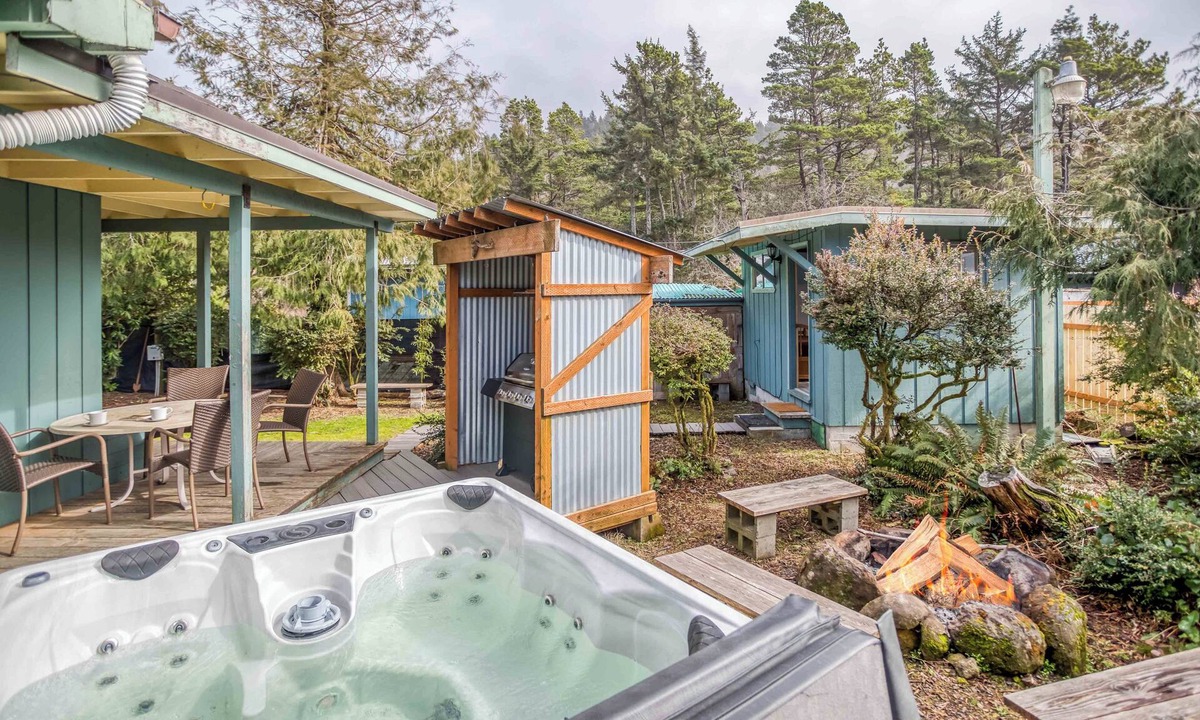Tierra Del Mar House | Updates Galore, Queen Suite, Pool Table, Hot Tub, Near Beach in Tierra del Mar!