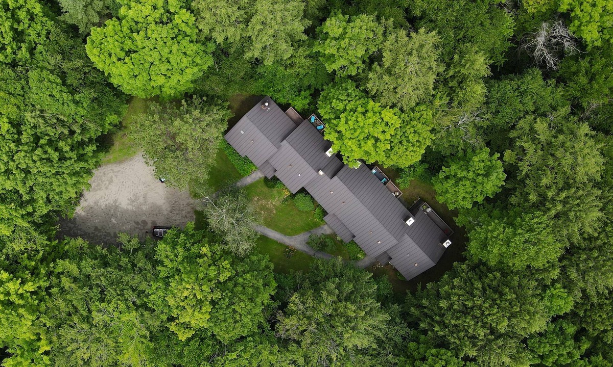 Quechee Condo | Vermont get-away end unit townhouse nestled in the trees