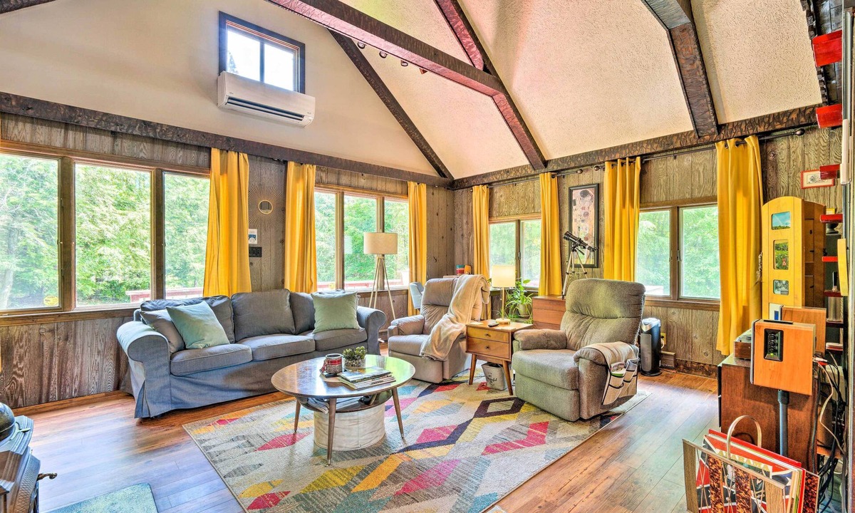 Putney Cabin | Vibrant Putney Cabin w/Fire Pit: Hike & Ski!