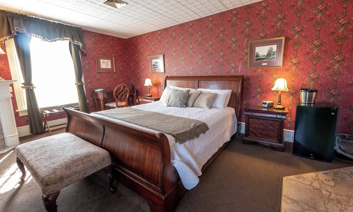 Geneseo Bed & Breakfast | Village View Room - Big Tree Innnn