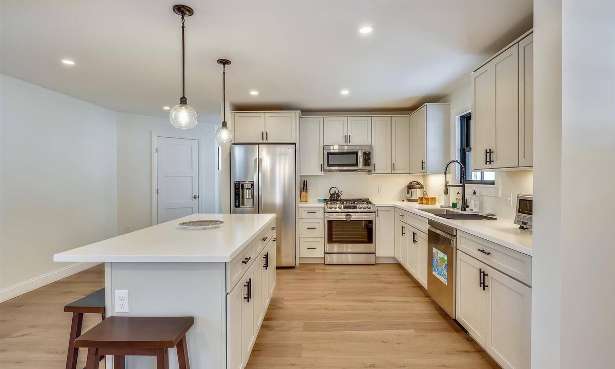 Stowe House | Village with a View: 4 br, a/c, deck, Mansfield views!
