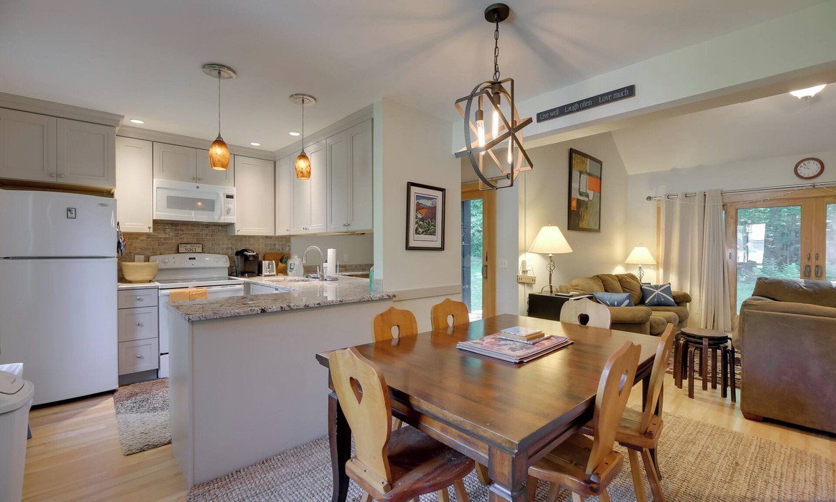 Waitsfield Condo | Waitsfield Condo w/Pool & On-Site Trail Access!