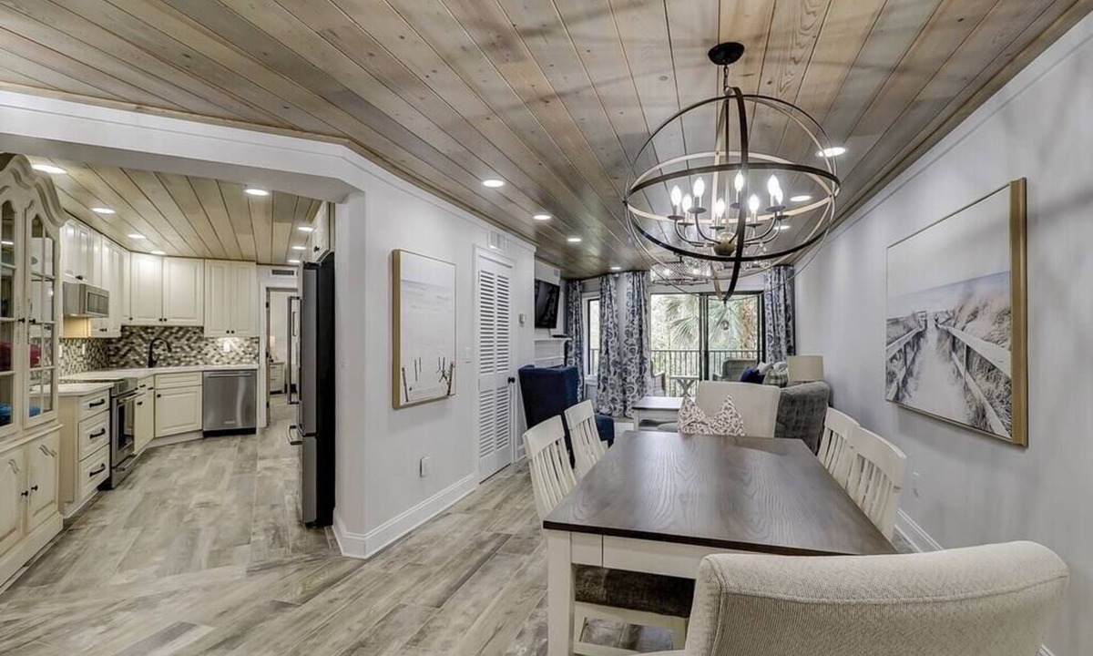 Hilton Head Island Villa | Walk to Beach, Indoor Pool, King Bed, Hot Tub!