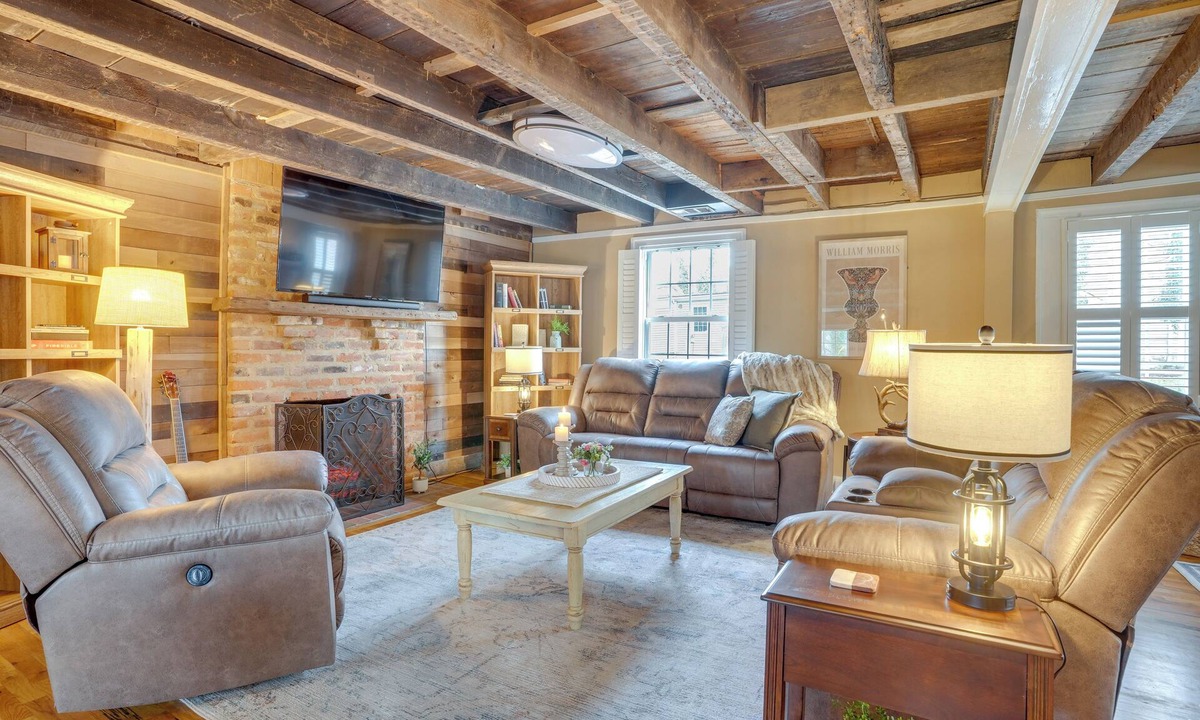 Falmouth House | Walk to Beach: Historical Fredericksburg Home