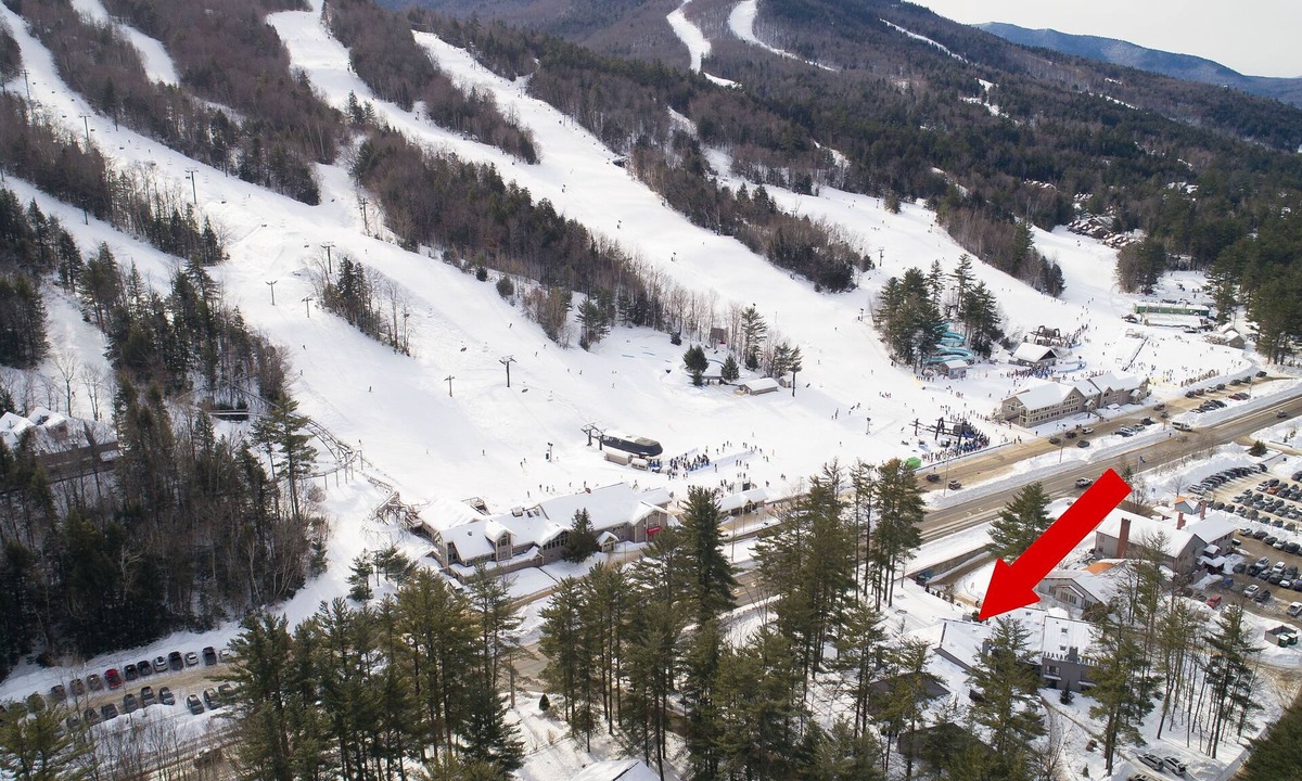 Bartlett House | Walk to Lifts! 3 bed 3 bath Stunning End Unit with views @ base of Attitash.
