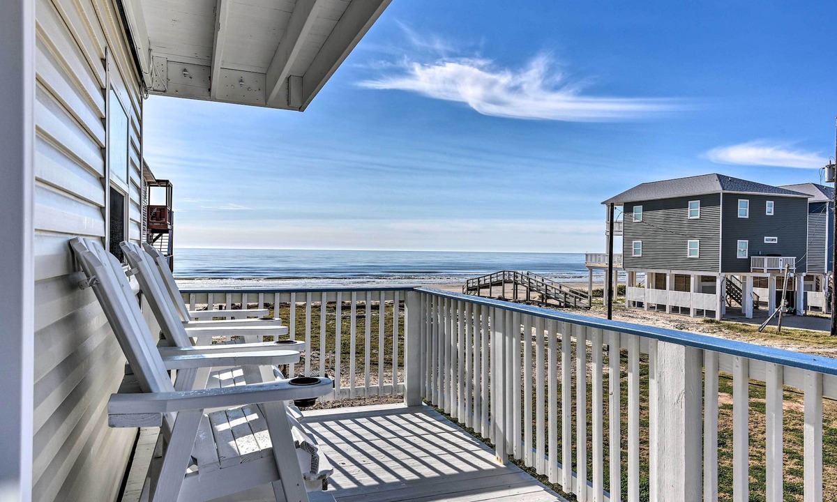 Surfside Beach House | Walk to Shore & Eats: Surfside Beach Gem w/Deck