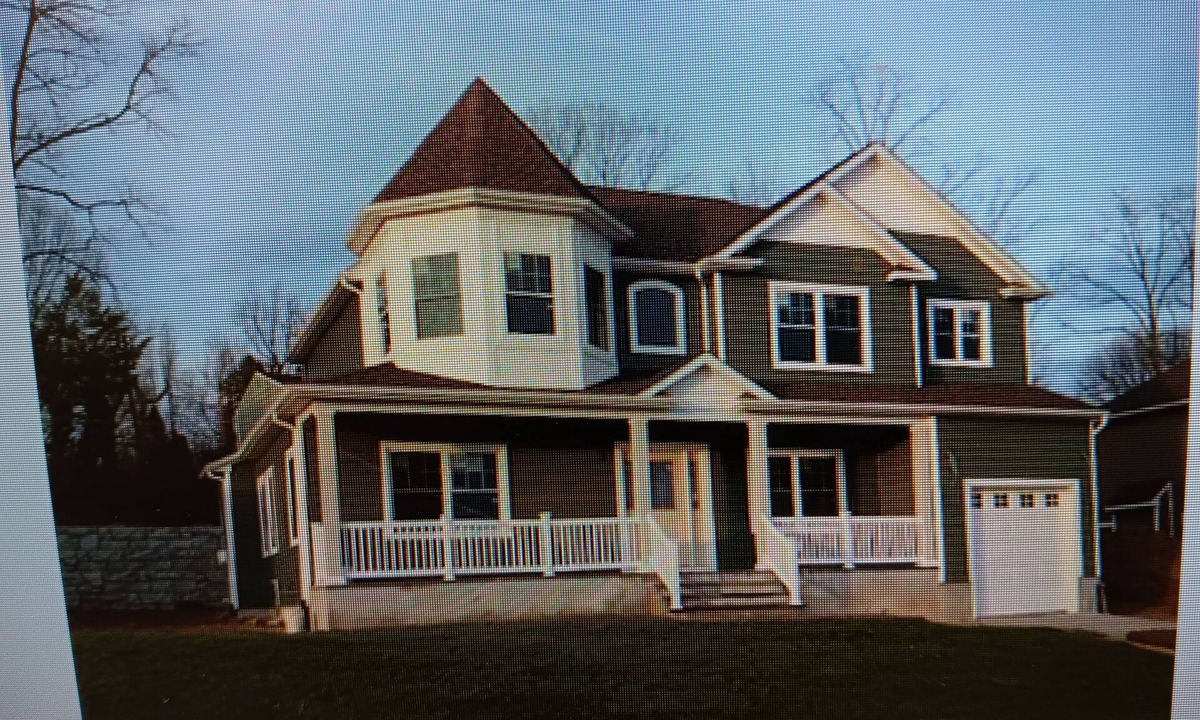 Plainedge House | Walking distance Golf Course 4-bedroom house with Living Dining and Family Room