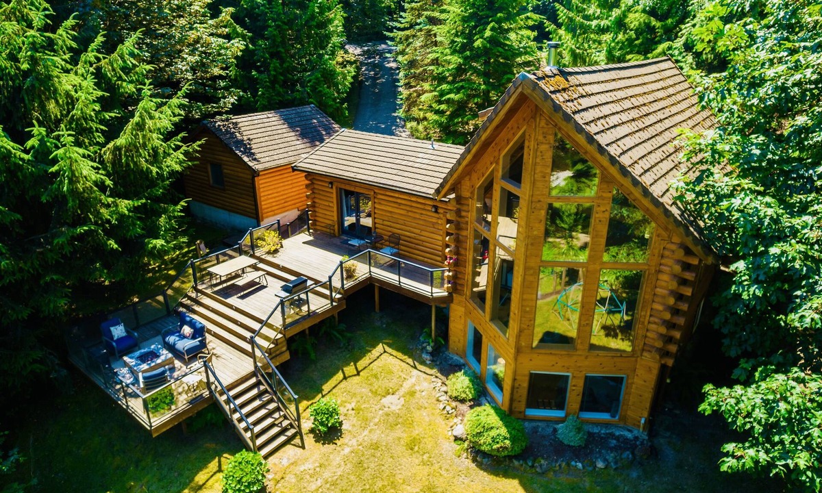 Riverbend House | ❤Waterfront Acre | 180° Views | Custom Log Home | By Vacationloghome