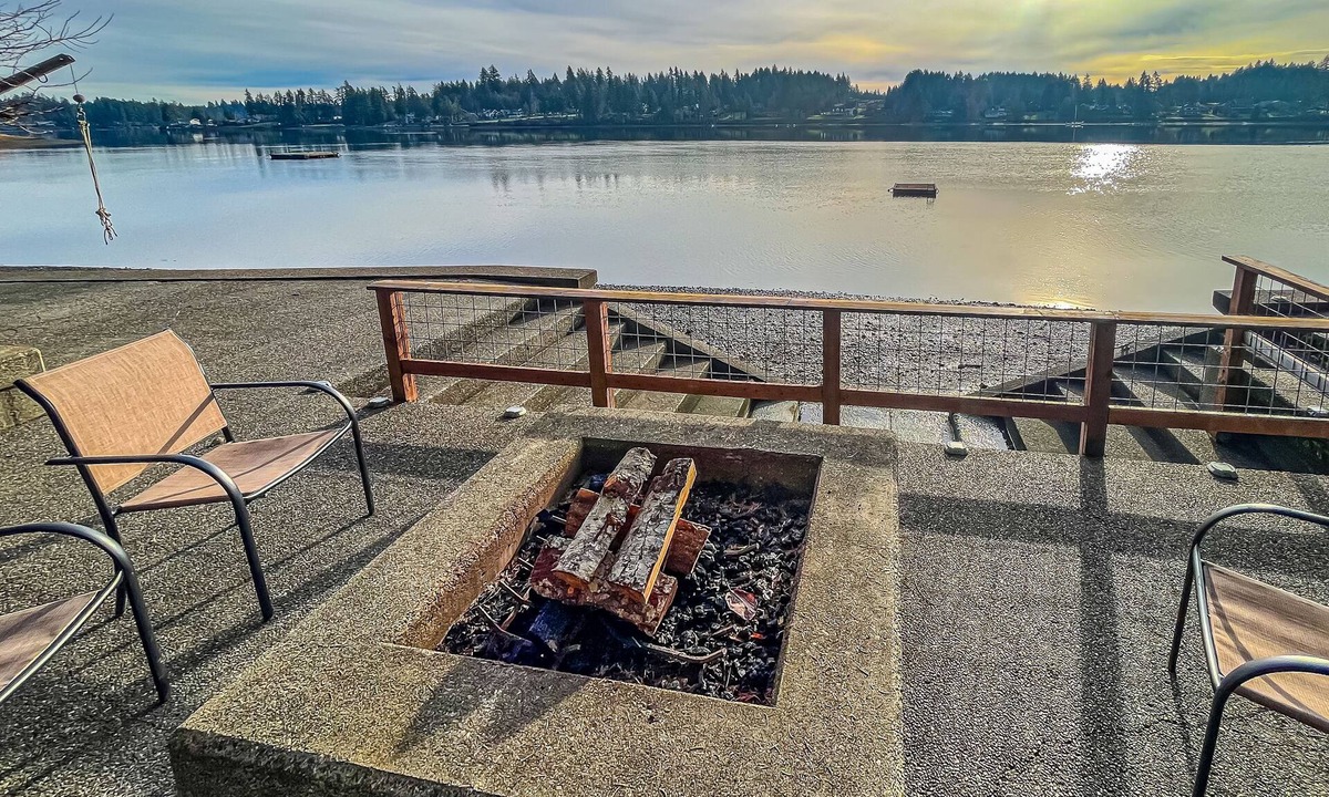 Agate House | waterfront cabin on two acres with private beach, hot tub, kayaks & deck