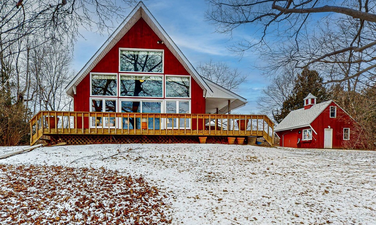 South Hero Cottage | Waterfront cottage with amazing views, fireplace, deck, & boat moorage
